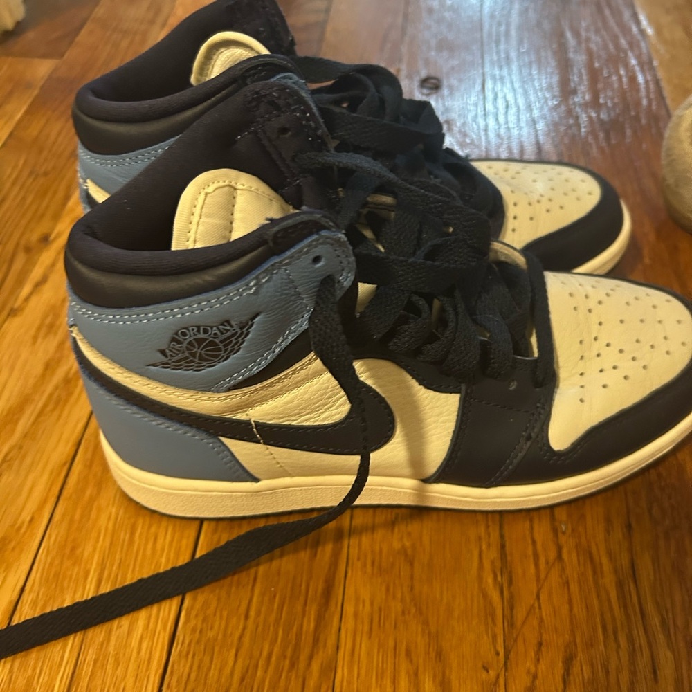 Jordan Sneakers - Black and White size 4 big kid